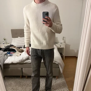 Vit stickad tröja från ARKET - Säljer en snygg stickad tröja från ARKET. Den är endast använd ett fåtal gånger, men har hunnit bli lite nopprig, dock inget man tänker på när den är på:) (jag är 185)