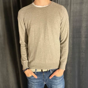 Beige stickad tröja från Filippa K - Säljer en stilren beige stickad tröja från Filippa K. Tröjan har rund halsringning och långa ärmar. Enkel och klassisk design som passar till det mesta. OBS! Slitningar i armhålorna men inget som syns vid användning. Skick 8/10✅ Pris kan diskuteras vid snabb affär💸