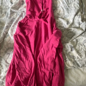 Rosa hoodie från 157 - Säljer en rosa hoodie från 157 i storlek L. Tröjan har huva med dragsko och är tillverkad i mjukt material, perfekt för en avslappnad stil. Klassisk modell med långa ärmar.