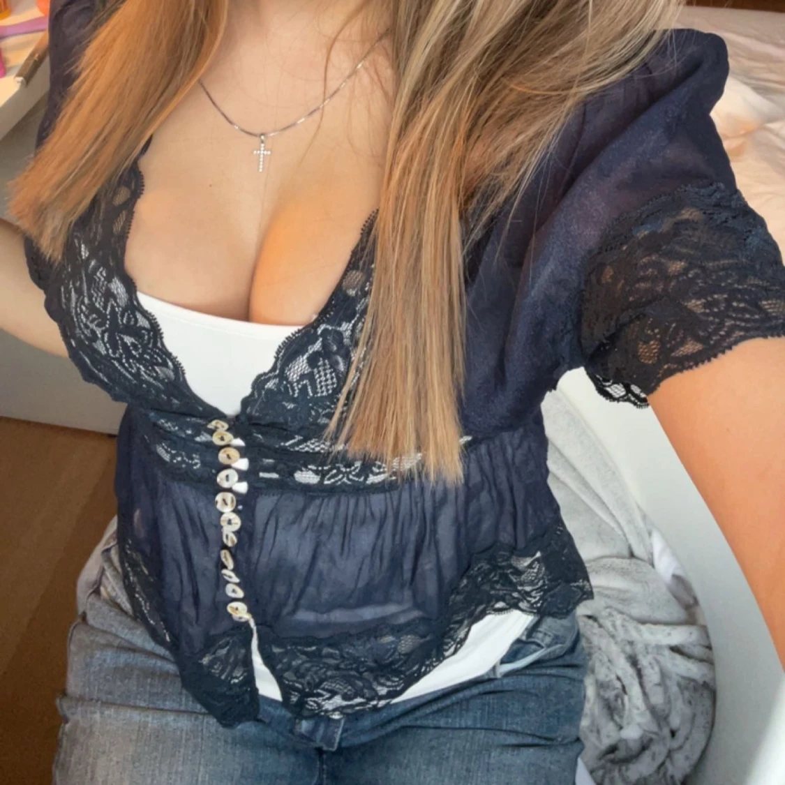 Mörkblå blus med spets och knappar - 3