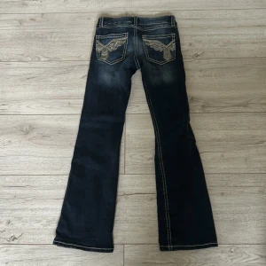 Mörkblåa jeans💙 - (Gina Young) säljer ett par jeans från Gina Young då dom inte passar längre strl: 158