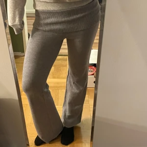 Grå stickade mjukisbyxor - Mysiga grå stickade mjukisbyxor med nedvikt ribbad midja och lätt utsvängda ben.  Jättemysigt material men aldrig använda för tyvärr för korta på mig, nypris 299🤍