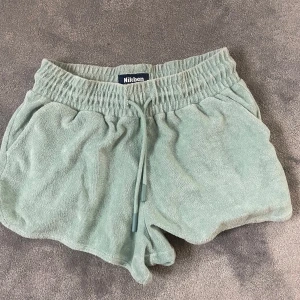 Frotté shorts - Gröna frotté shorts från märket Nikben i storlek S. De är stretchiga i midjan och i mycket fint skick.