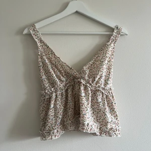 Blommig topp / linne  - Säljer en blommigt linne som är perfekt för sommaren / midsommar! Den är urringad och har superfina detaljer 💕💕