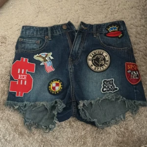 Junkyard shorts -  Säljer mina shorts eftersom att jag har aldrig på mig dem. Trycka ej på köp nu utan tar bara Swish och om du har fler frågor är det bara att skriva till mig 💕