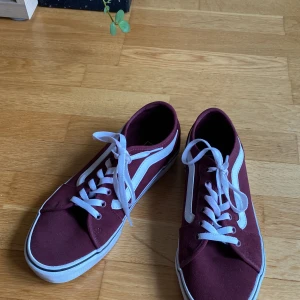 Vinröda Vans sneakers  - Säljer ett par klassiska vinröda Vans sneakers med vit sula och vita snören. Knappt använda