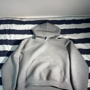 Grå Weekday scuba hoodie XL - Grå Weekday scuba hoodie i storlek XL som är i mycket bra skick.