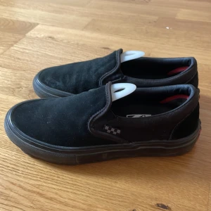 Vans ”of the wall” sneakers 👟  - Ett par fina svart sneakers från Vans. Andvända men ändå bra skick de är för små för mig så därför säljer jag dem. Dem är perfekta för både vanliga promenader, och för skating! Kontakta mig om ni har frågor🛹👟