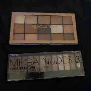 Två ögonskuggspaletter i nude-nyanser - Säljer två ögonskuggspaletter: Revolution med 15 nyanser i varma och kalla toner, både matta och skimrande. Testat tre av färgerna. Technic Mega Nudes 3 med 12 nude-färger. Technic palettens skugga längst till höger är halv, bara testat två andra färger med ren borste❤️ 