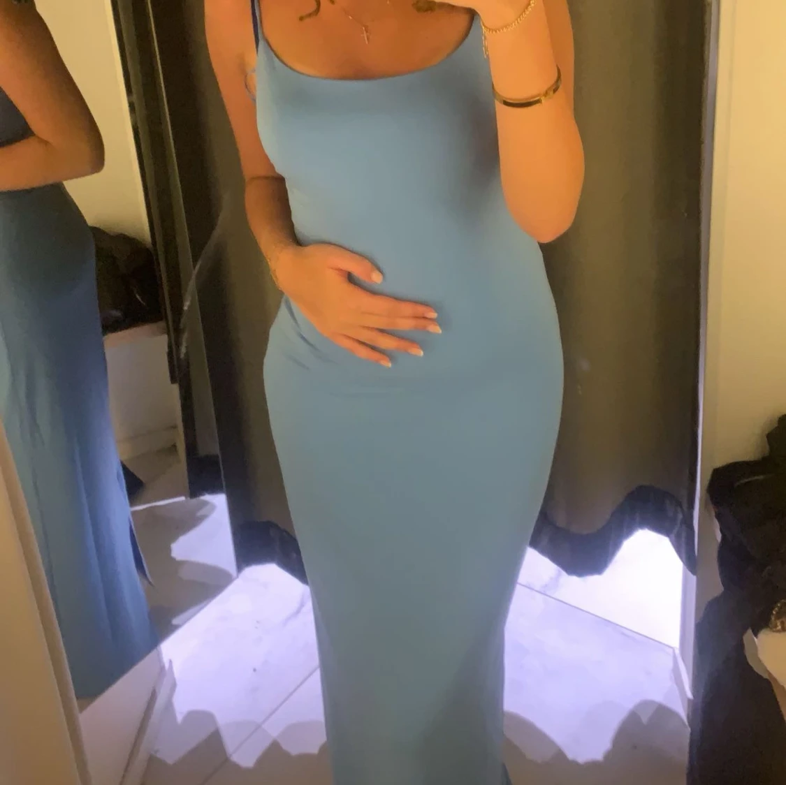 Ljusblå långklänning med smala axelband