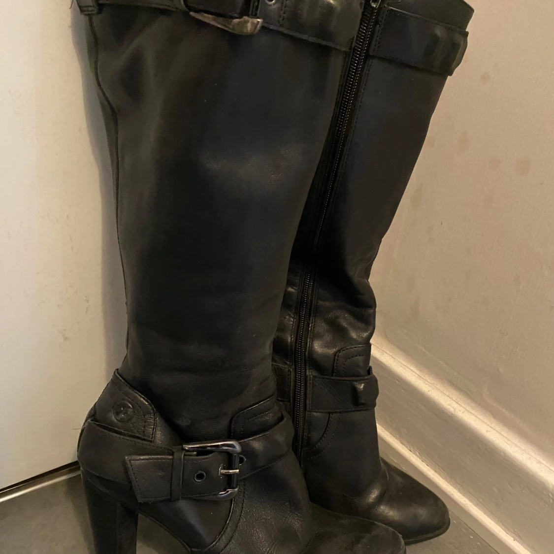 Svarta höga stövlar med spänne