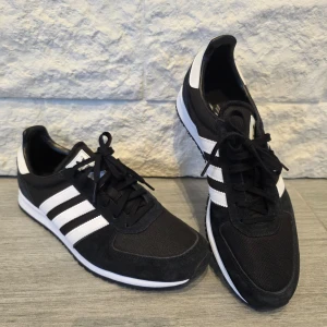 Adidas sneakers  - Snygg sneakers från Adidas aldrig använt  storlek är 42,5
