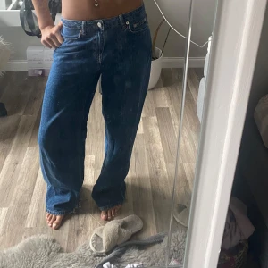 Blåa wide leg jeans - Säljer ett par blåa wide leg jeans med normal passform. Klassisk femficksmodell med knapp och dragkedja framtill. Perfekta för en avslappnad och trendig look.