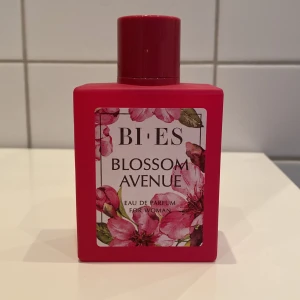Blossom Avenue Eau de Parfum - En parfymflaska med en jättesöt doft. Doften heter Blossom Avenue och är en Eau de Parfum. Har endast använt ungefär 2 gånger🌺