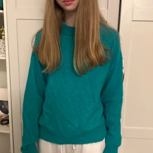 Turkos stickad tröja från Zara - Säljer en turkos stickad tröja från Zara. Tröjan har en klassisk rund halsringning och långa ärmar. Perfekt för dig som vill ha en färgklick i garderoben! Supermjuk och skön att bära.