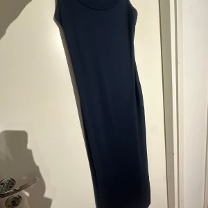 Marinblå maxi dress - En lång marinblå, kroppsnära maxi dress. Vet inte märket, använd 1 gång. Passar mig bra i längen som är 178 cm. ☺️💕