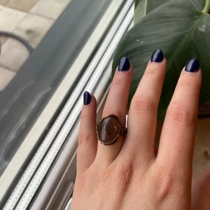 Vintageinspirerad ring med ”jordgubbskvarts” Reserverad!✨ - Säljer en unik ring med en bohemisk och elegant känsla, perfekt för att ge din stil en personlig touch. Passar dig som gillar statement-smycken. 