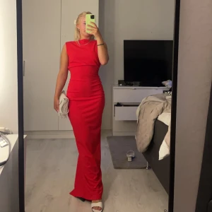 Balklänning  - Säljer min balklänning ❤️från Effie Kats. !!Jag är ca 162 cm lång och denna klänning är uppsydd i längden. Den går ner till marken på mig när jag har 4-5 cm klackar (som på första bilden)!! Nypris 2400 + ca 800 frakt och tull. Storlek S.❤️använd 1 gång 