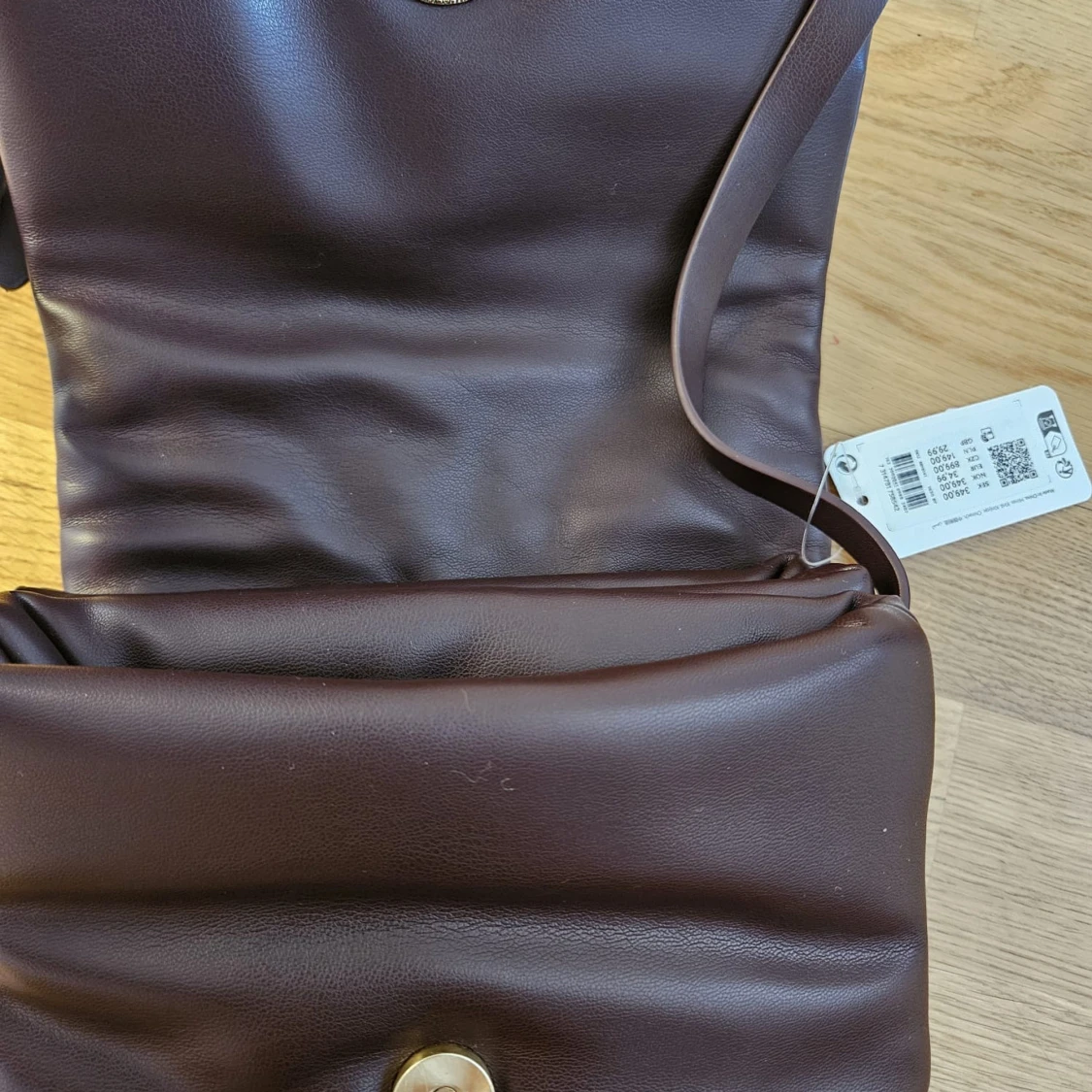 Mörkbrun axelväska med gulddetalj - 1