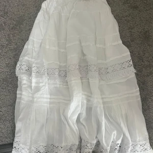 Vit långkjol med spetsdetaljer - Säljer en jättefin långkjol, endast använd 2 gånger!!