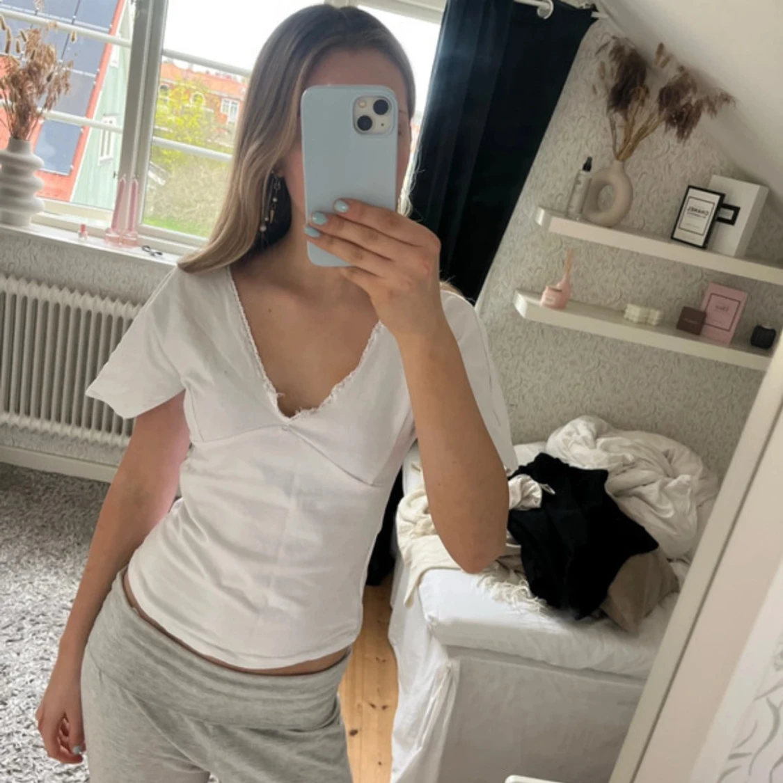 Vit v-ringad topp med spetsdetaljer