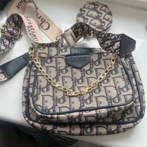 Beige och svart axelväska  - Fin skick