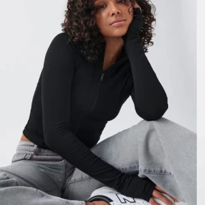 Tröja gina  - ”Träningsstopp” från gina den virala ☺️☺️ har en i stl xs och en i xxs bara säga till vilken man vill ha!!! ❤️❤️