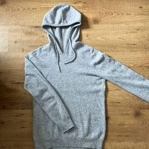 Kashmere/Merinoull hoodie - En riktigt fin kashmere/merinoull hoodie i storlek M. Använd bara ett fåtal gånger, 9/10 skick. Väldigt bra pris för denna typ av tröja. Hör av er vid frågor!