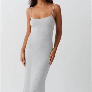 Ljusgrå långklänning med smala axelband - Säljer denna  ljusgrå långklänning från ginatricot! 