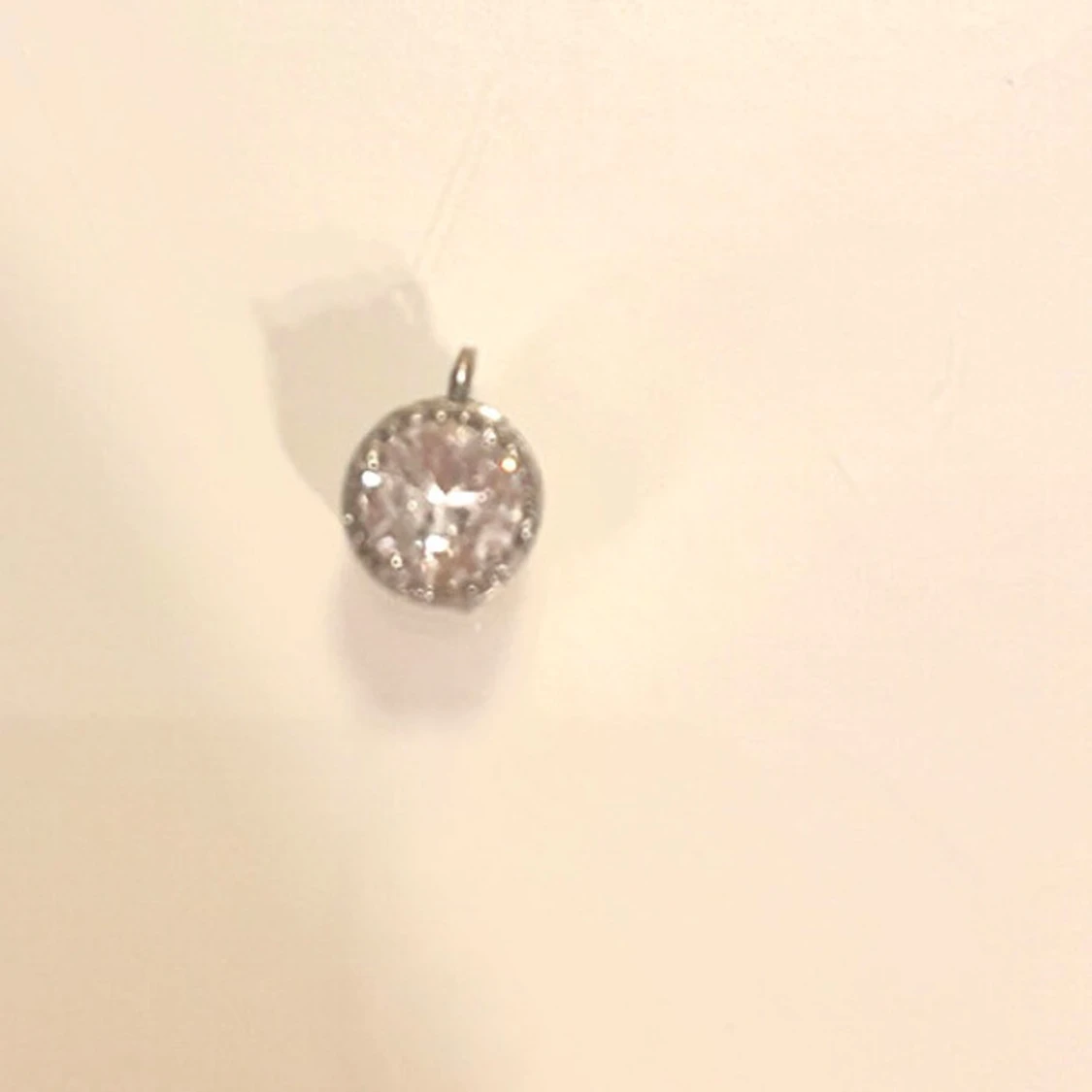 Silverfärgat hängsmycke med glittrig sten - 1