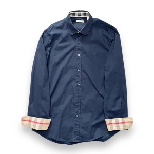 Mörkblå Burberry Skjorta - Storlek: XL     Skick: 9/10
