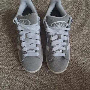 Adidas Campus - Adidas Campus. Höger är storlek 44 2/3  och vänster är storlek 44. Vänster är använd några få gånger. Säljer pga att jag har olika skostorlekar. Kan säljas separat eller som ett par. En sko säljs för 300kr och båda för 500kr. 