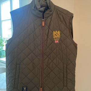 Olivgrön väst från Morris - Köpte fel storlek. Enadast använd 1 gång. Säljer åt min kille