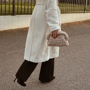 Clutch - Säljer snygga och eleganta handvirkade clutchar. Finns i 3 olika färger! Rosa,Svart och Beige. Varje clutch kostar 360kr st 💗