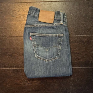 Levis 501  - Hej säljer nu dessa tvär snygga Levis 501 som är i storlek 29/32. Skick 7/10 då de inte har några hål eller fläckar men som ni ser på bilderna så är Levis taggen väldigt sliten. Kom dm för mer frågor och svar 😊🙌