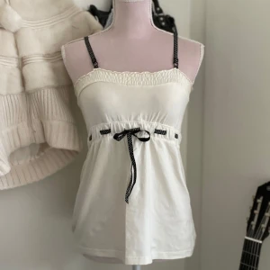 Babydoll topp - Gulligt beige/cremefärgat linne med knytning, bandet har vita prickar 🎀 