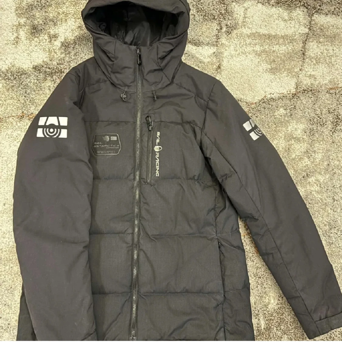 Svart dunjacka med huva från sailracing