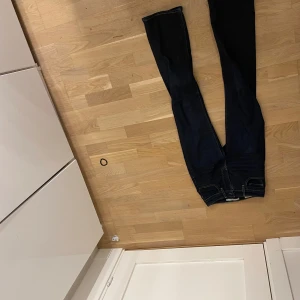 Mörkblå jeansbyxor från Levi's - Fina jeans som inte alls är andvända mycket! Storlek 24 ny pris 1300