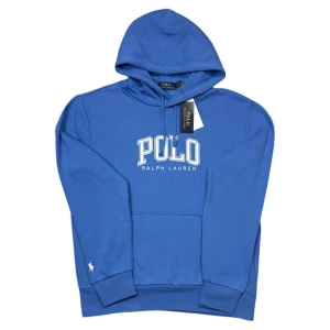 Raulph Lauren Hoodie - Helt ny med tags, den är i färgen ljusblå/babyblå. Aldrig använd och storleken är Medium.  Ny pris ligger på 2295 kr. Tar även emot bud