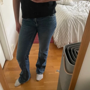 Blå bootcut jeans - Säljer ett par jätte snygga jeans ifrån Gina Trocot! Jättefint skick! Skriv för frågor! Säljer även ett par i ljus blåa, lika fint skick!💗 