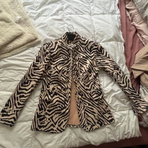 Zebramönstrad kavaj - Ny skick utan deffekter använd nån enstaka gång🦓🦓💞💞 Storlek L men passar för M och även större S