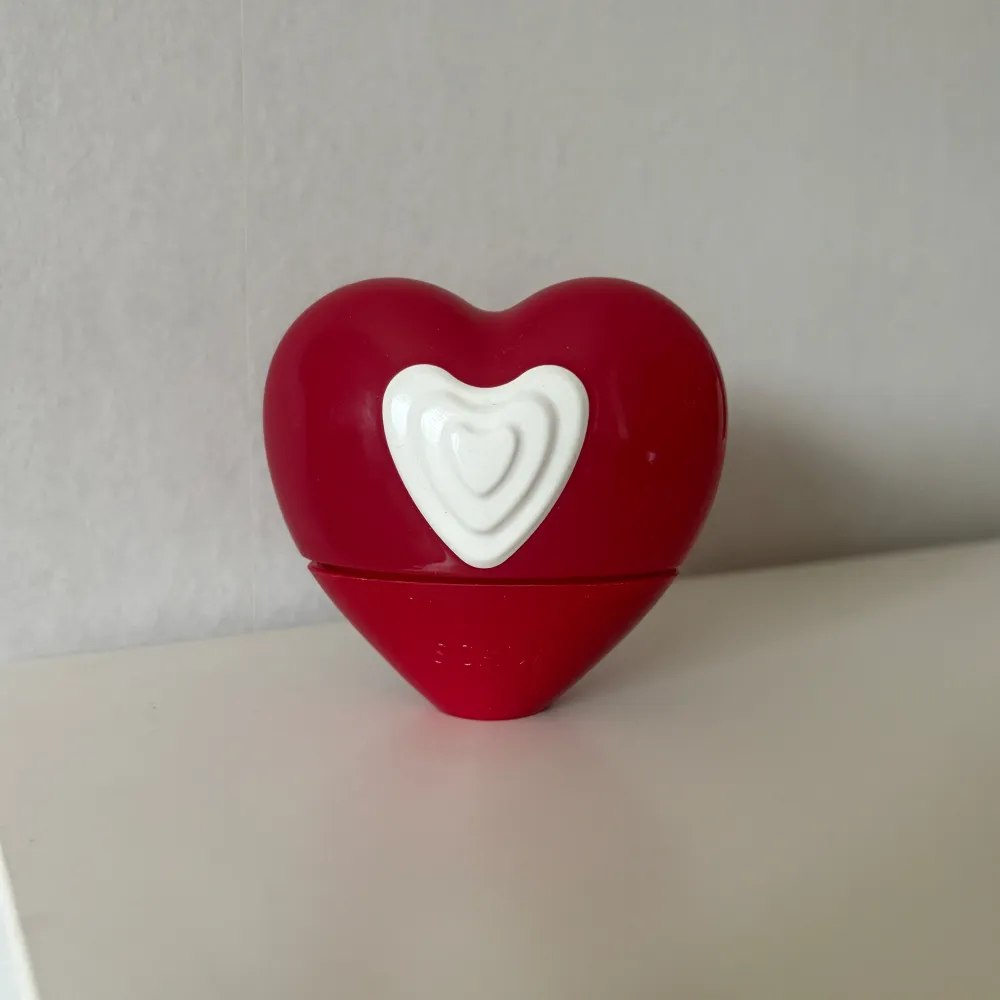 Säljer en superfin parfym från Escada i en röd hjärtformad flaska med vit detalj framtill. Flaskan rymmer 50 ml och är en riktig eye-catcher på sminkbordet. Perfekt för dig som gillar söta och lekfulla dofter. Ny pris 500kr på Cocopanda. Perfume.