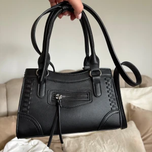 Svart väska  - Svart liten handväska från ginatricot, bra skick, avtagbar axelrem💕💕💕