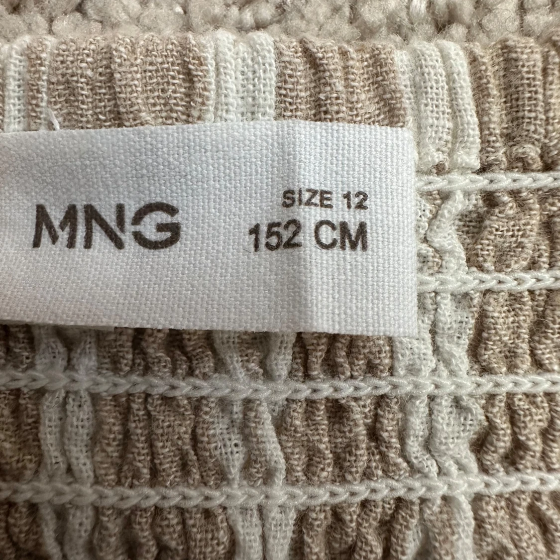 Beige och vitrandig klänning med volang från MNG - 3