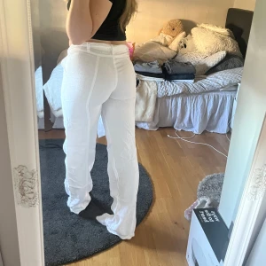 Vita cargopants/linnebyxor - Helt oanvända linnebyxor blandat med en cargostil, helt nyskick!! Medföljer att avtagbart band!💕