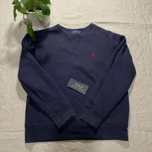 Marinblå tjock tröja från Ralph lauren  - En stilren mörkblå tjock tröja från polo Ralph lauren | tröjan tänk ett väldigt bra skick | priset kan diskuteras vid snabb affär // 