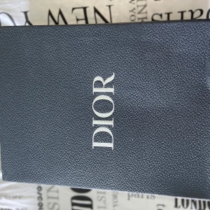 Dior b22 - Säljer ett par svarta Dior sneakers med reflekterande detaljer och robust sula. Skorna har snörning och en modern, sportig design med märkets logga på sidan. Perfekta för dig som vill sticka ut med exklusiva och trendiga sneakers.