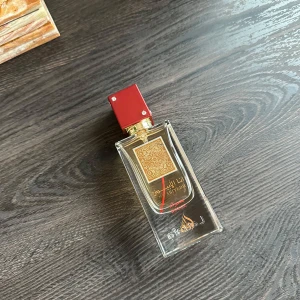 Lattafa Ana Abiyedh Rouge EDP 60ml - Alla mina parfymer förvaras i ett svalt rum och är därför i väldigt bra skick. Väldigt sparsamt använd, som ni kan se! 