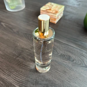 Zara Red Temptation EDP 80ml - Väldigt lik Baccarat Rouge. Mina parfymer förvaras i ett svalt rum och är därför i väldigt bra skick. Väldigt sparsamt använd, som ni kan se! 