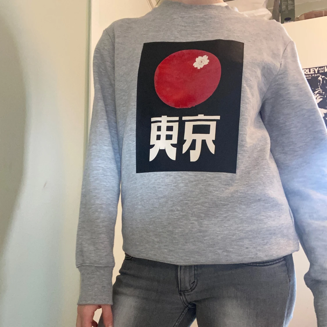 Grå sweatshirt med Tokyo-tryck - 2